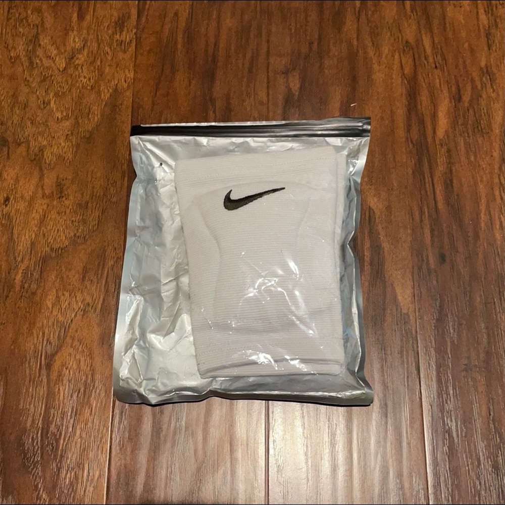 BRAND NEW NIKE STREAK VOLLEYBALL KNEE PADS